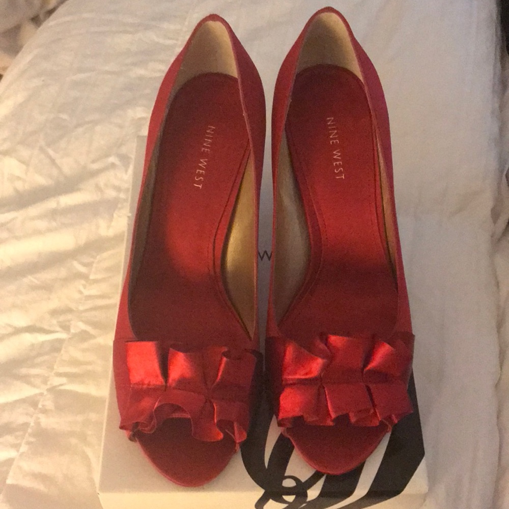 😊 Red Nine West Heels 😊